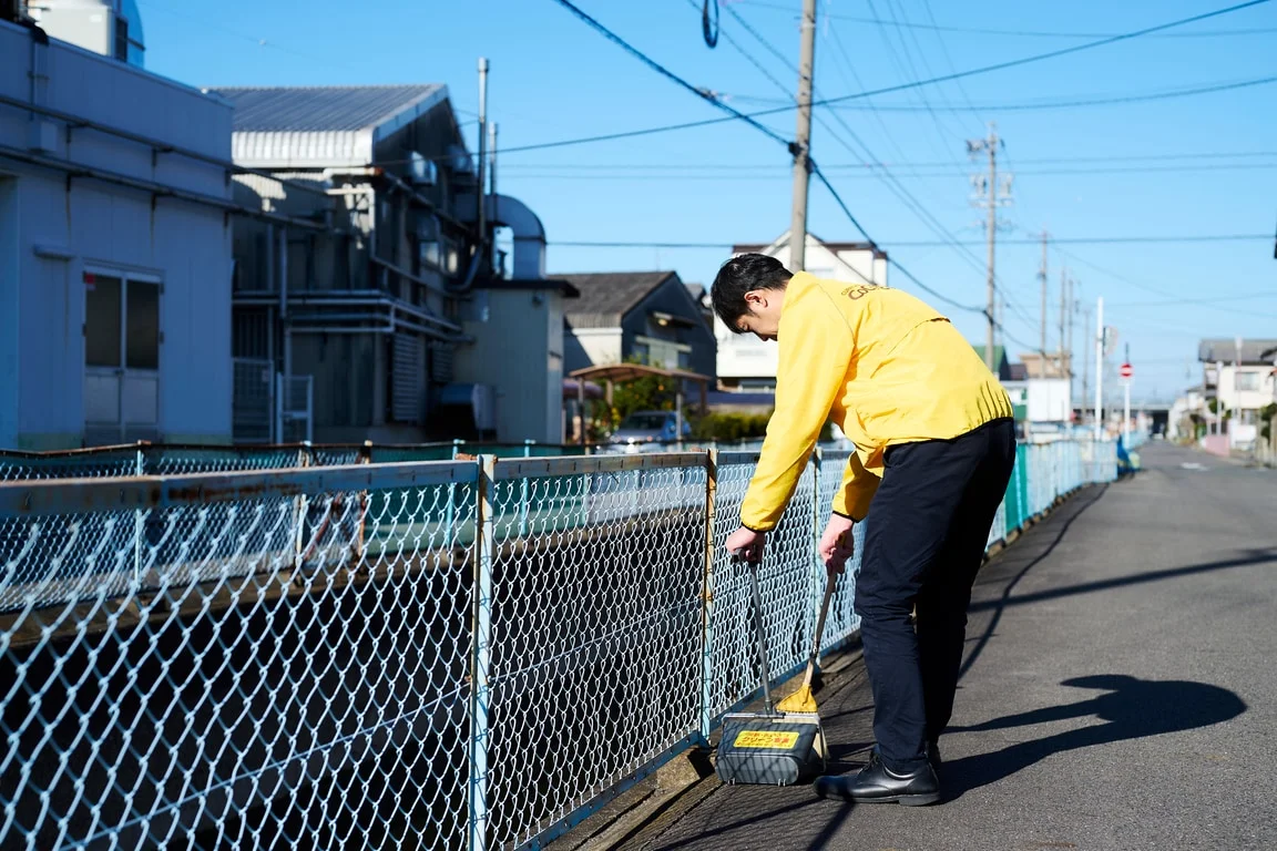 写真：ボランティア活動をするスタッフ